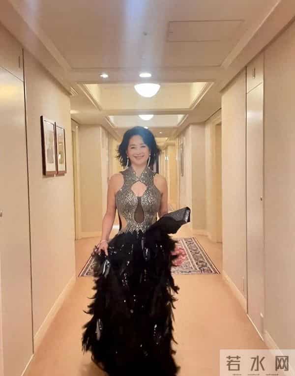 63岁何超琼现身上海，头发花白皱纹多，站胡兵身边个子矮小没气质