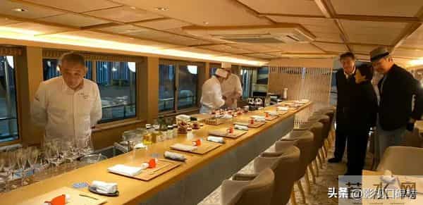 70岁张国立携妻子与友人聚餐,头顶白发老态明显,邓婕气质优雅