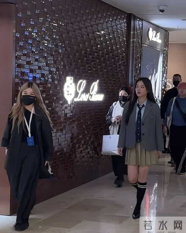 马思纯现身德基出席活动，穿学院风套装状态超好，就是鞋子太丑了