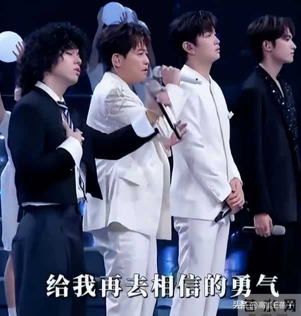 他曾因长胖被嘲,减肥变爆炸头帅哥,今成谢霆锋师弟猛晒腹肌!