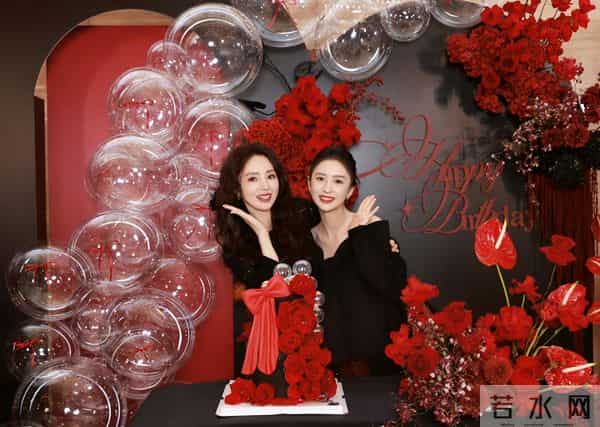 董璇46岁生日照,手捧蛋糕小腹隆起,张维伊站C位风头尽显
