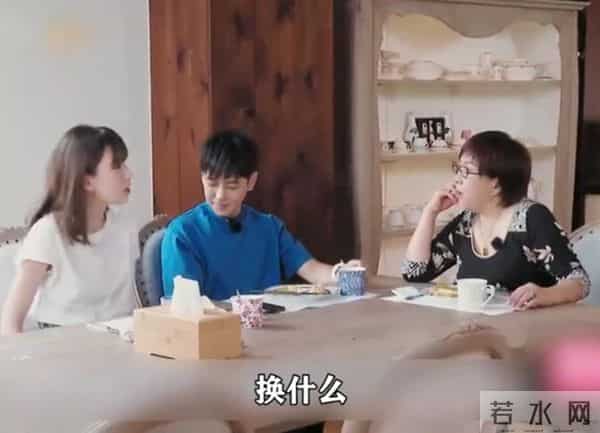 林志颖带妻子参加活动，陈若仪穿粉色旗袍不像40岁，一双腿好招摇