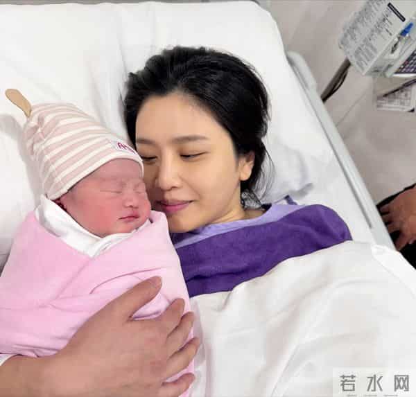 又一位前TVB女星平安诞下二胎女儿，公开全家福见证幸福时刻