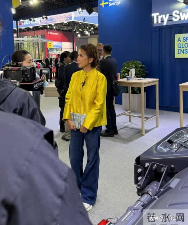 52岁朱迅上海进博会被偶遇 着黄色新中式配盘发 白发显眼 容颜易老