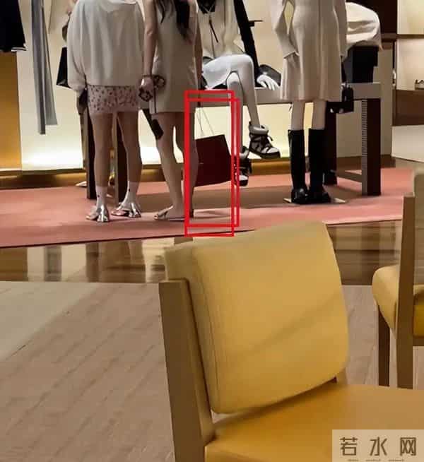 王思聪新欢直接坐大腿!懒懒已成过去式?奢侈品店亲密照引爆全网