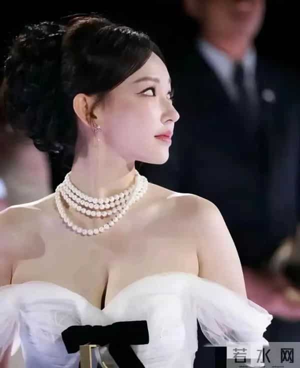 终于明白程潇为什么会被称为“奶潇”了，这身材谁顶得住啊？