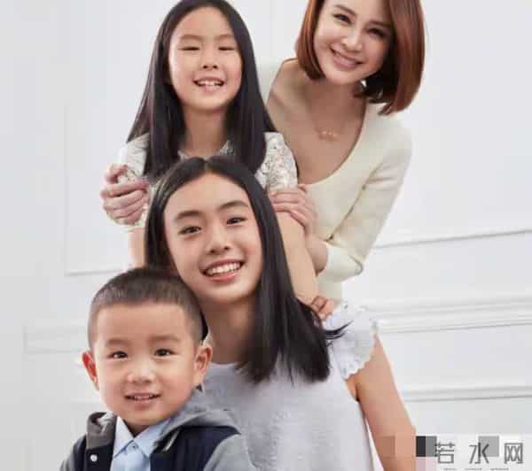 佟大为妻女看展 17岁大女儿身高近180 发育惊人 长得像爸爸 妈妈最美