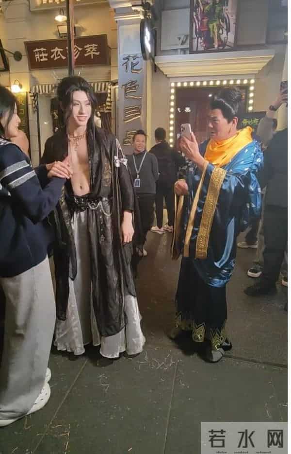 TVB星二代当父亲面,狂摸肌肉男,表情极其夸张,引发网民热议