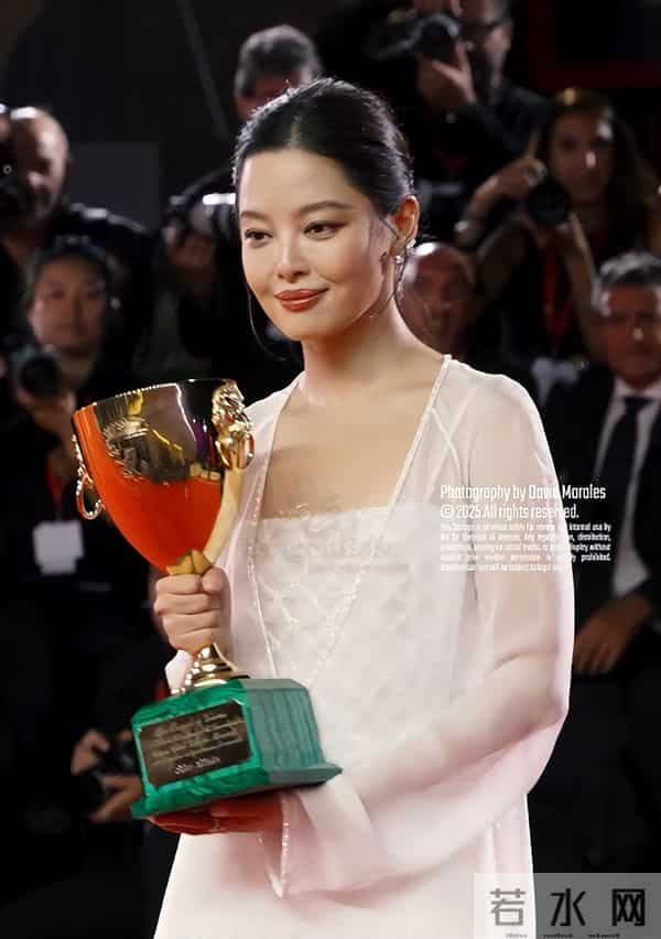 辛芷蕾新片首映礼,张颂文肿又油,蒋勤勤惊艳,高叶咋瘦的皮包骨