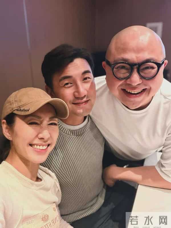 香港著名女星婚后首度宴请媒人 ，网民从合照细节引发怀孕猜测