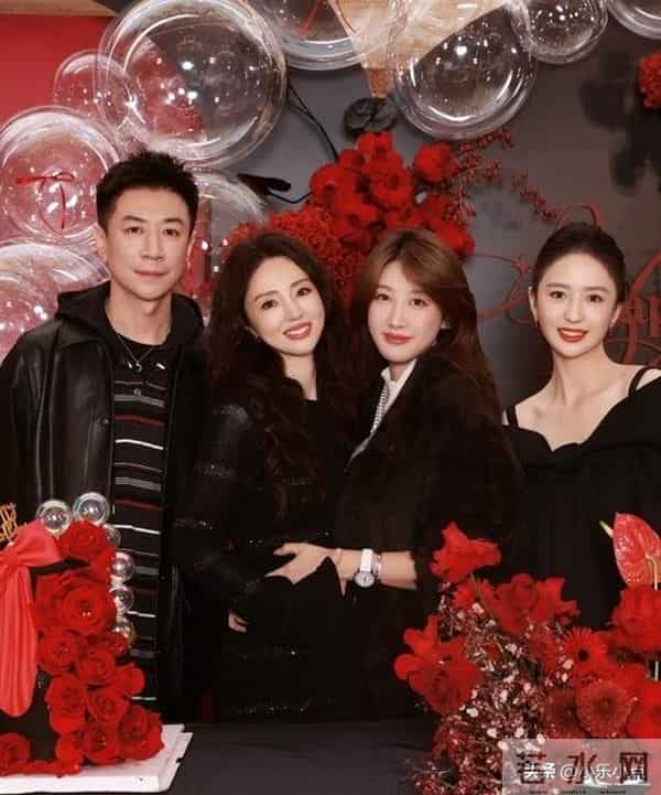 董璇46岁生日晒照,手捧蛋糕看着孕味初显肚子像四个月 满脸幸福感