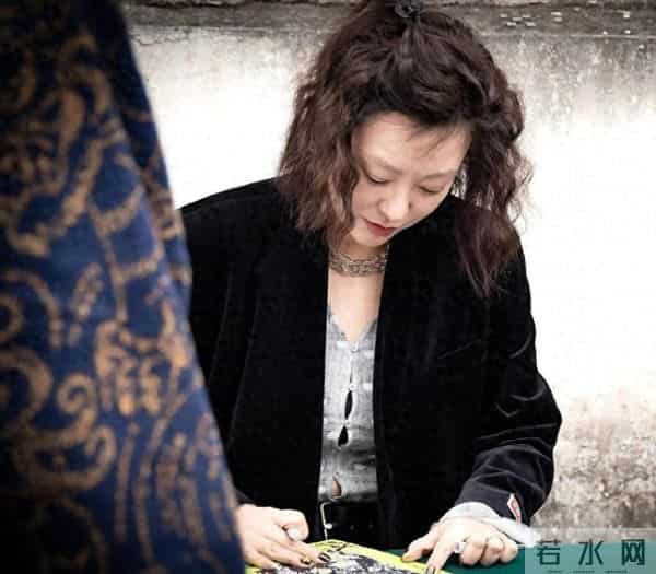 郝蕾太丰满了 穿绒衣扣子都撑开了 如果扣子突然破了 那就十分尴尬了