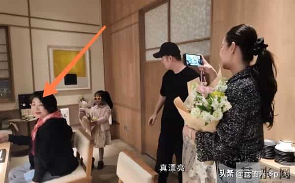 陈赫女儿9岁生日，张子萱出场撒糖，婆婆一脸慈爱，五口人超幸福