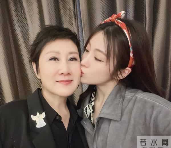 收手吧!63岁张凯丽穿“黑丝”现身不到72小时,恶心的事情发生了