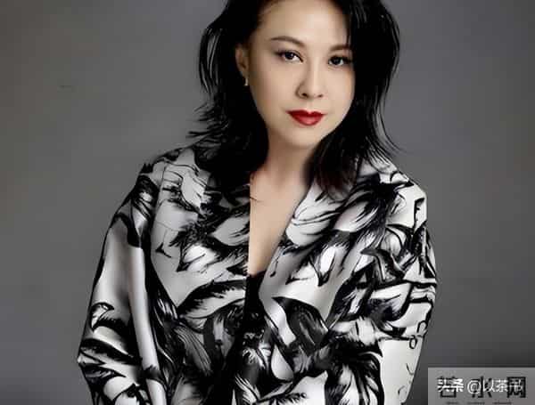 她曾力压王菲、惊艳春晚,却因投资失败成穷光蛋,如今老到认不出