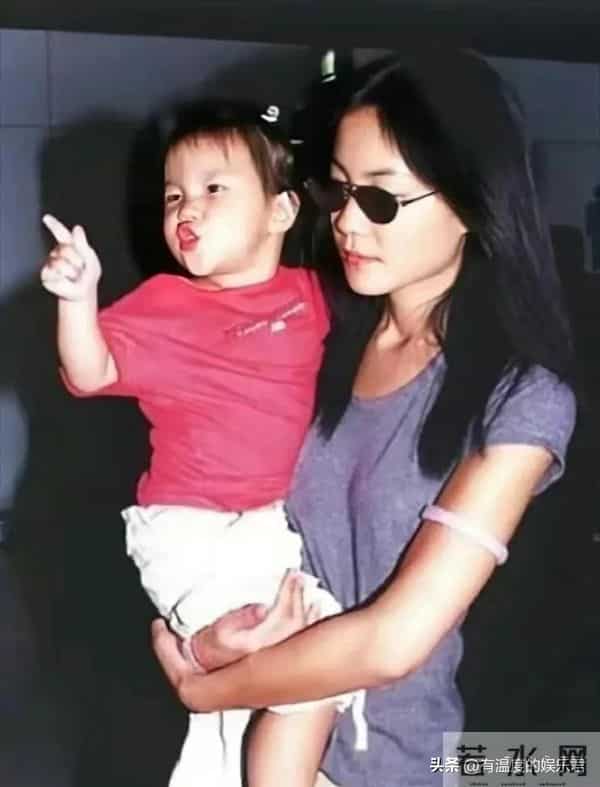 1996年,她嫁给大明星,刚刚怀孕一脸幸福,28年后女儿也成了明星