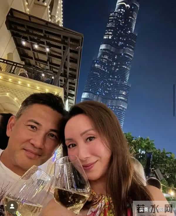 郭可盈在香港买37万国产电车,与丈夫现身提车,林文龙打扮好时尚