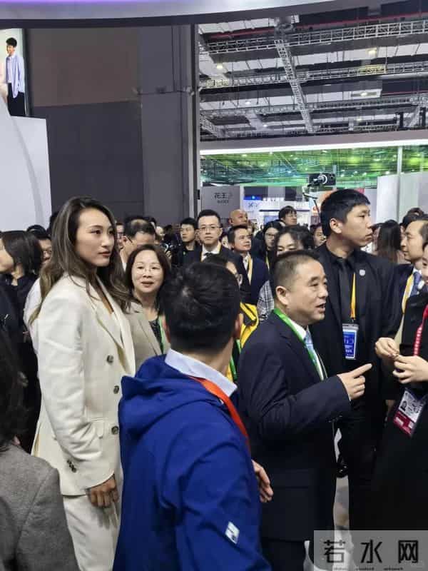 一大波明星扎堆现身上海!唐嫣、李宇春、吴奇隆、郑钦文……都往这里冲!