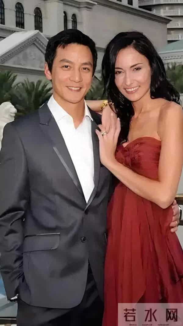 吴彦祖晒与妻子合影!Lisa皮肤粗糙褶多还秃顶,网友:以为是兄弟