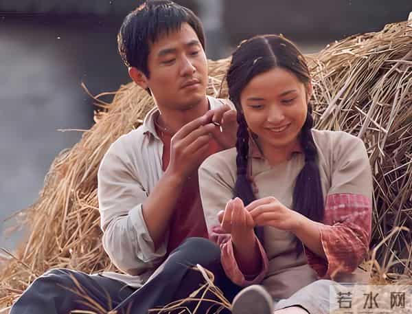 她26岁成双料影后,二婚嫁靳东高龄生下两子,今48岁美得自信从容