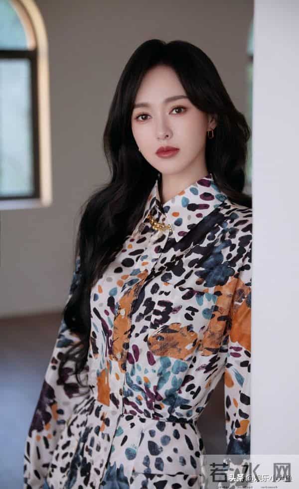 唐嫣今日上海进博会出席活动,穿浅蓝色印花桑蚕丝连衣裙好漂亮