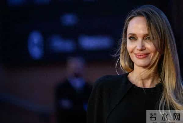 安吉丽娜·朱莉突访乌前线地区，随行一男子被乌克兰征兵官员拘留