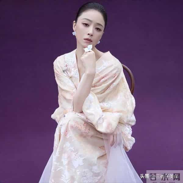 演员蒋欣吃素哭得双眼发红：不想在红毯上被人觉得丑觉得胖