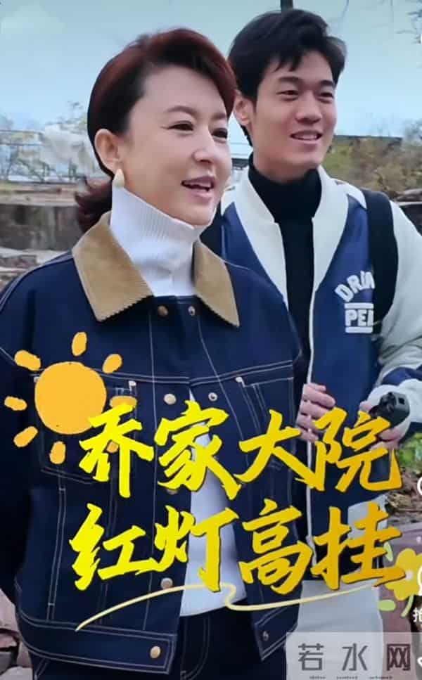 张蕾探访山西景点,穿牛仔套装搭白色高领衫,干练又具亲和力