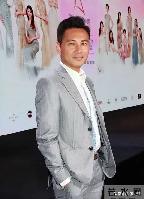 郭可盈在香港买37万国产电车,与丈夫现身提车,林文龙打扮好时尚