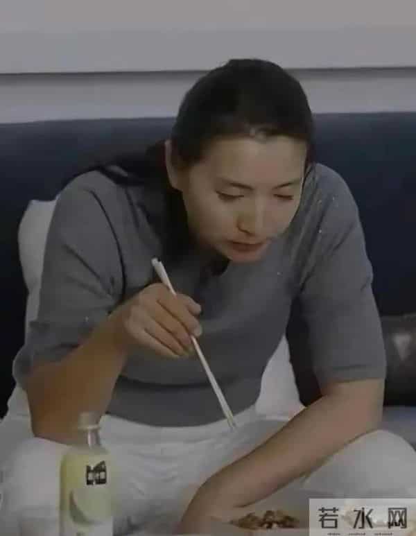 陈好吃饭的时候 两腿岔开 胳膊撑在腿上 皮肤又光又滑 一点都不显老