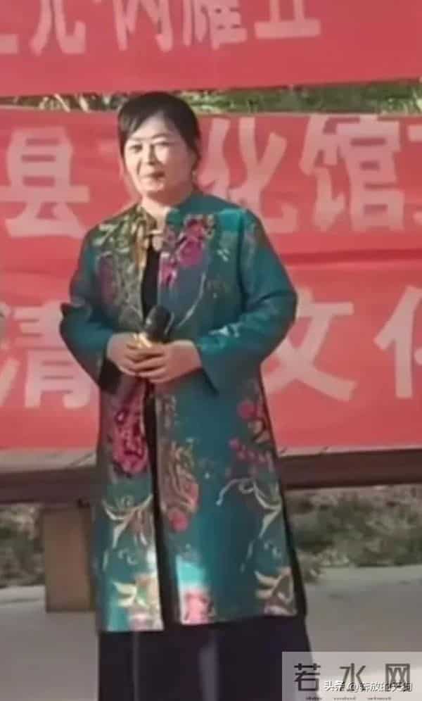 赵丽颖母亲在活动现场,穿一身花衣裳很富贵,笑起来和赵丽颖很像