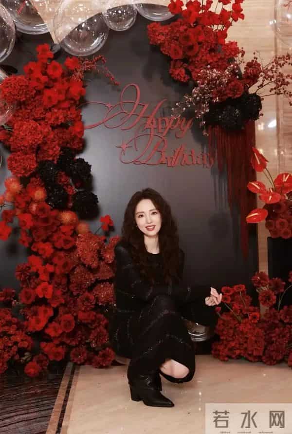董璇46岁生日照难掩孕味，捧蛋糕肚子看着像四个月，小酒窝好漂亮