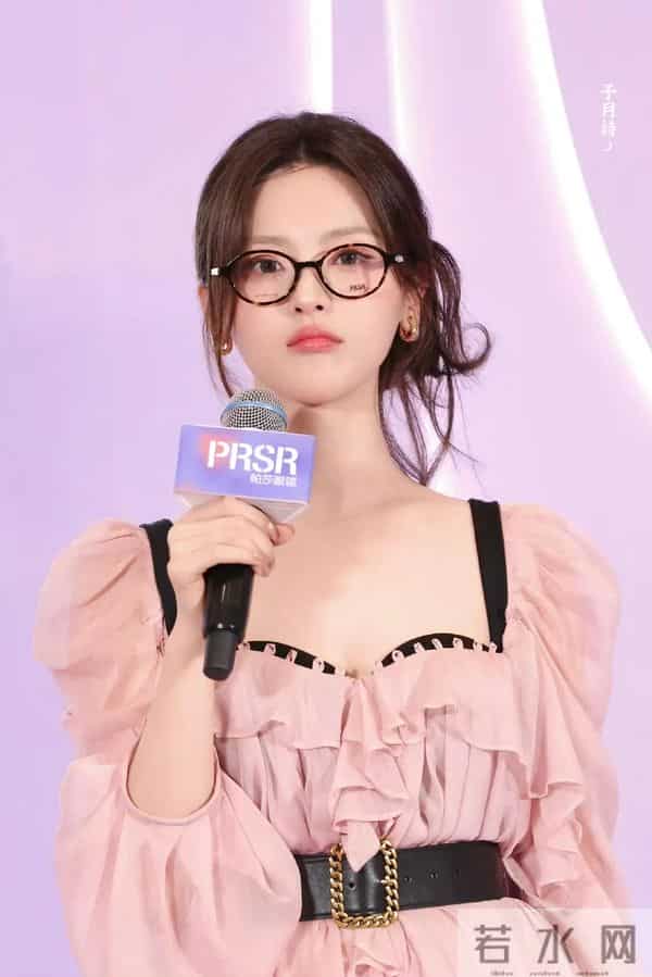 杨超越这套 有点爱[舔屏]