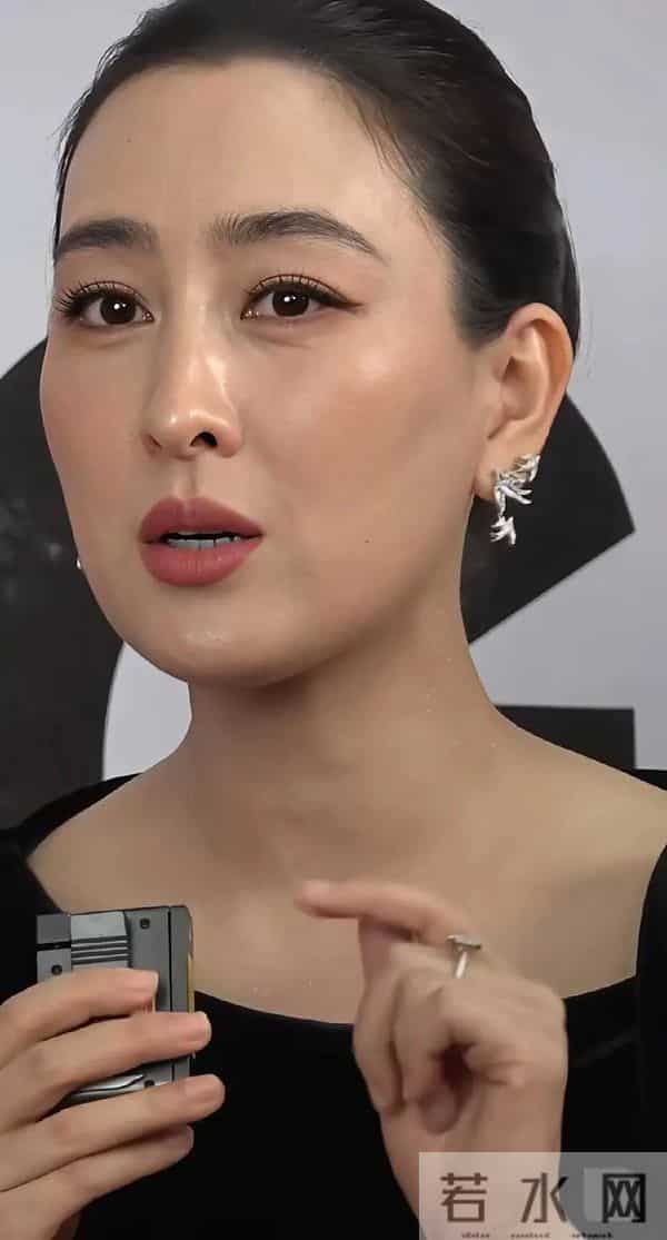 44岁的马苏高清镜头下这状态也太好了吧,脸型好、五官好