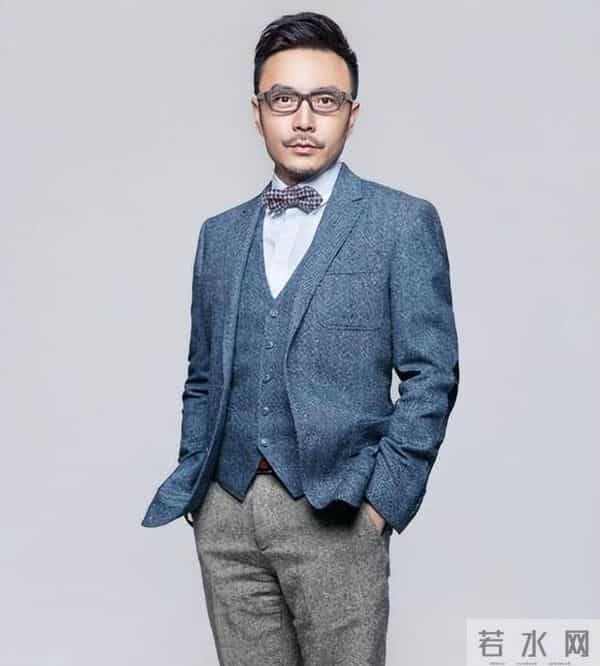 51岁汪涵现状:常年居住在长沙,穿人字拖嚼槟榔,大烟斗不离身