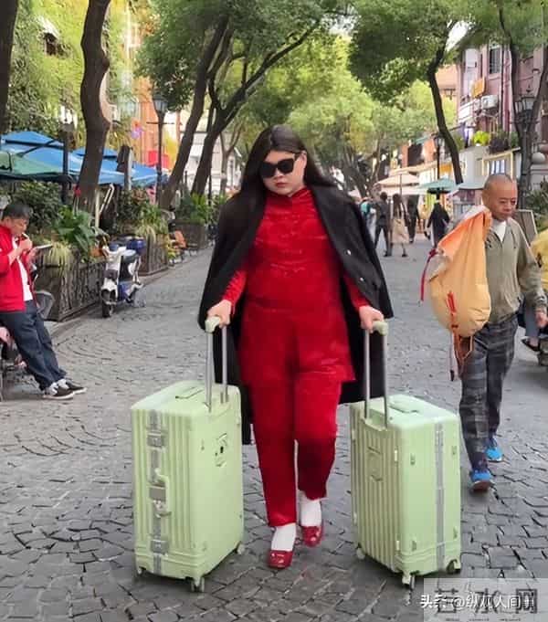 李湘在机场因身材问题被怼到“黑脸”，翻出十年前瘦照反击，好美