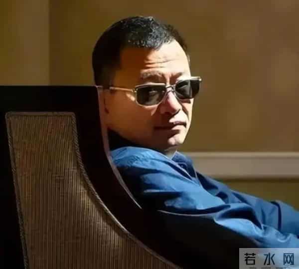 王家卫搭档张叔平现状,头发花白和梁朝伟过生日,蛋糕好小显寒酸