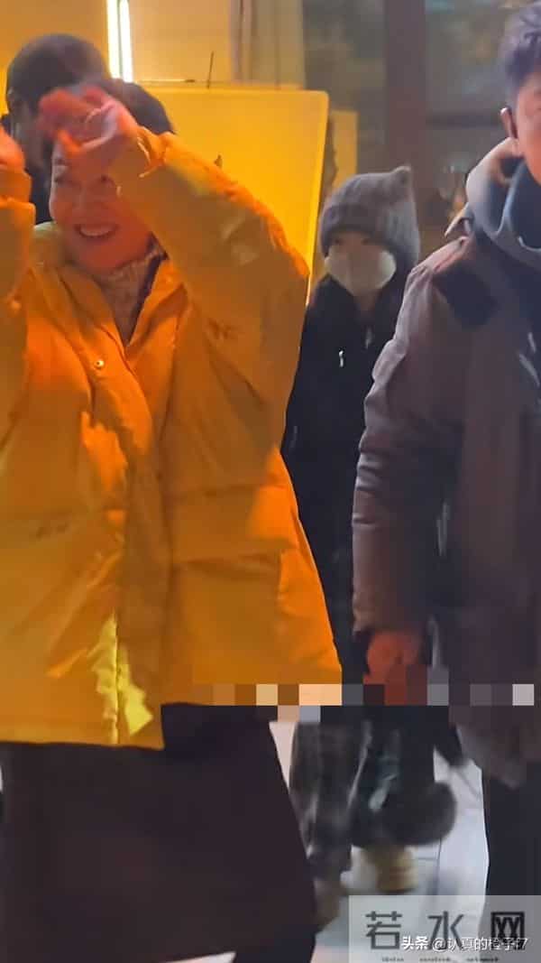 网友沈阳街头偶遇闫妮,穿搭接地气互动亲切无架子,也太亲切了吧