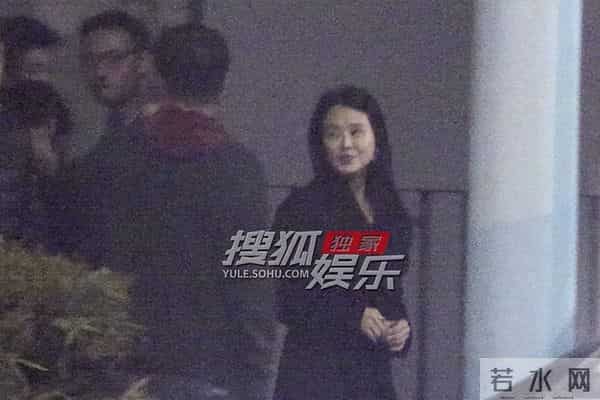 独家:董璇生日聚会张维伊照顾小酒窝 散场后夫妻牵手好甜蜜