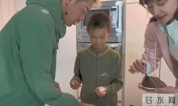 林丹西班牙为儿子庆生，染白发苍老比谢杏芳瘦小，9岁小羽像妈妈