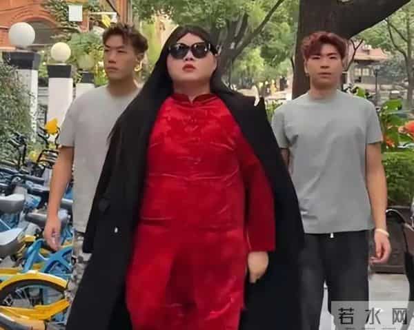 被全网模仿后,李湘坐不住了,深夜发照找回面子