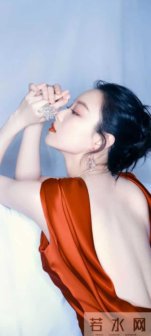 一整个美到失语!倪妮的性感美貌+肤白长腿,谁看了不心动?