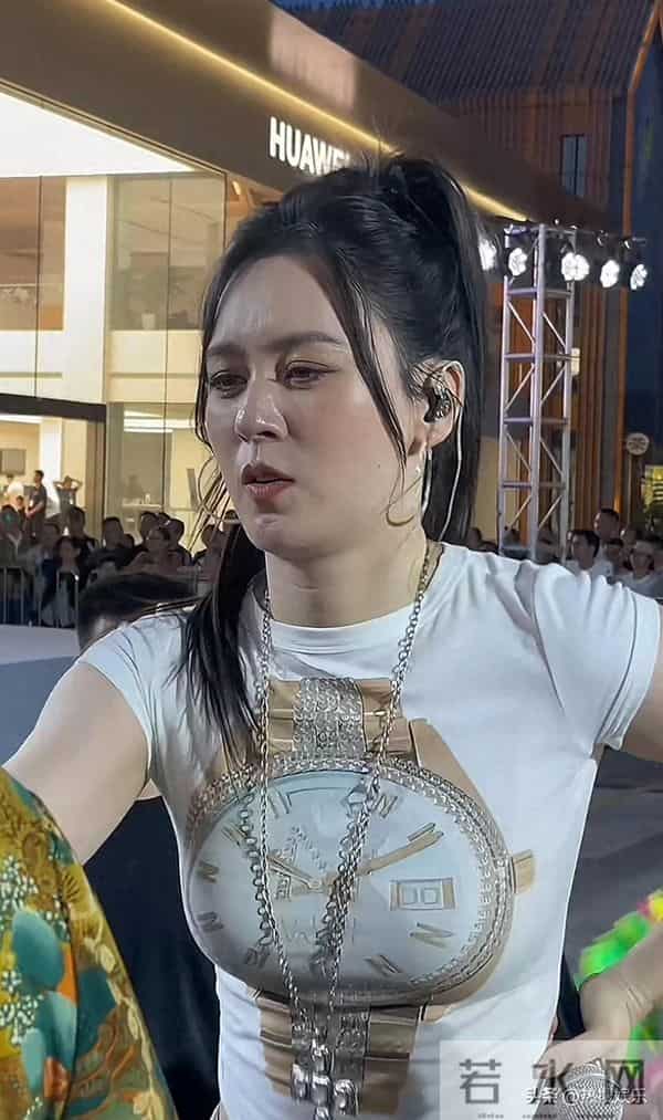 原相机下的唐艺,胖胖的有点老脸上有褶皱,可她的努力却值得赞扬