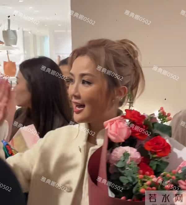 阿sa蔡卓妍本人没有网上夸的那么年轻,脸有点肿整感明显不够自然