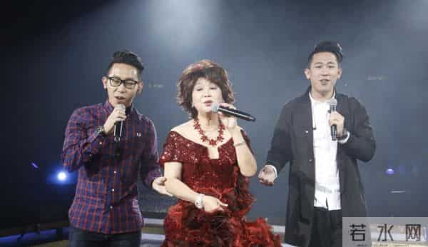 71岁朱咪咪近况曝光,回香港献唱身形消瘦,长居新加坡享儿孙之福