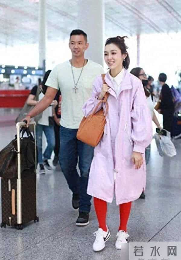 范玮琪夫妇合体走机场,她背10万包却穿红秋裤,不上档次却廉价