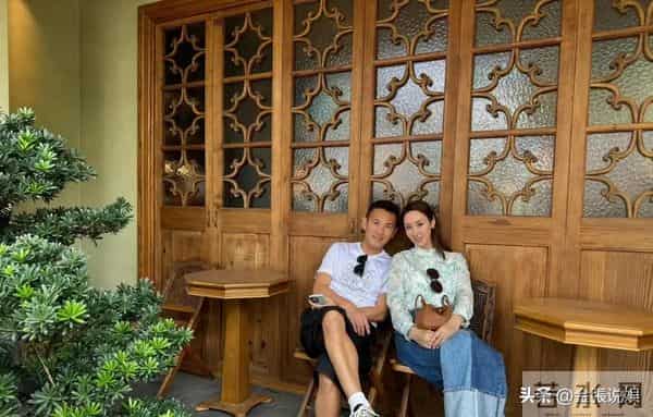 郭可盈在香港买37万国产电车,与丈夫现身提车,林文龙打扮好时尚