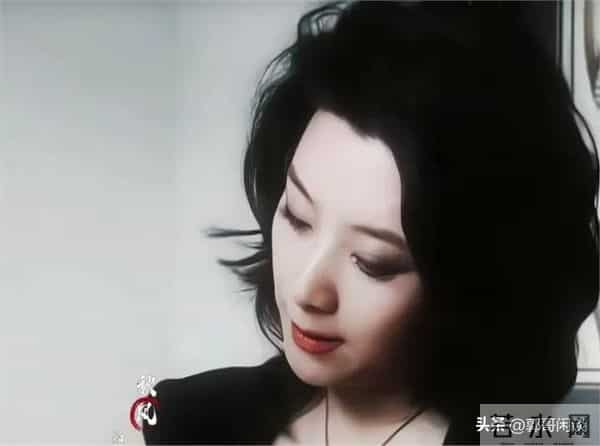 王静真是高大丰满的霸气御姐，独有的气质，丰韵犹存又明艳大气