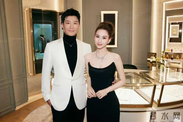 窦骁被传婚变后首次现身,手上婚戒显眼,依旧是何超莲帅气的老公