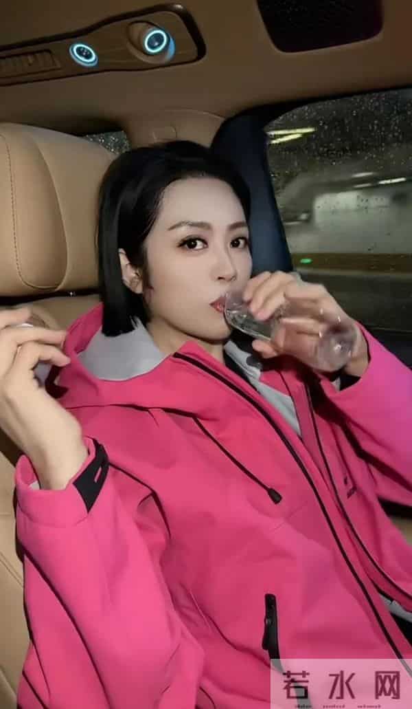 温美玲痊愈后赴杭州带货，与红蜻蜓合作，51岁穿玫粉色显得好年轻